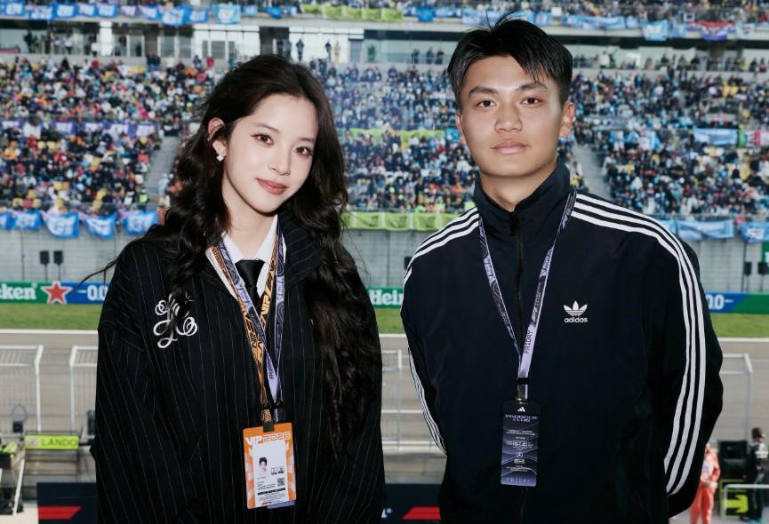 电子游戏平台-蒯纪闻和杨希现场观看F1中国大奖赛，并与欧阳娜娜合照